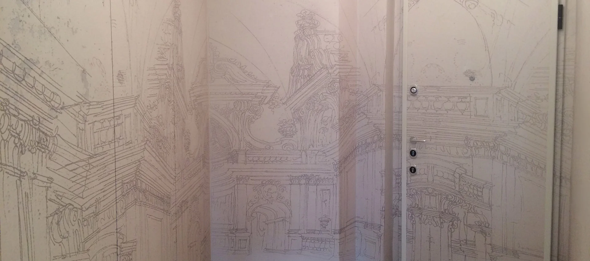 Corridoio residenziale con pareti interamente rivestite da una stampa raffigurante un disegno architettonico in stile barocco a tratto fine su sfondo avorio, con porta bianca integrata.